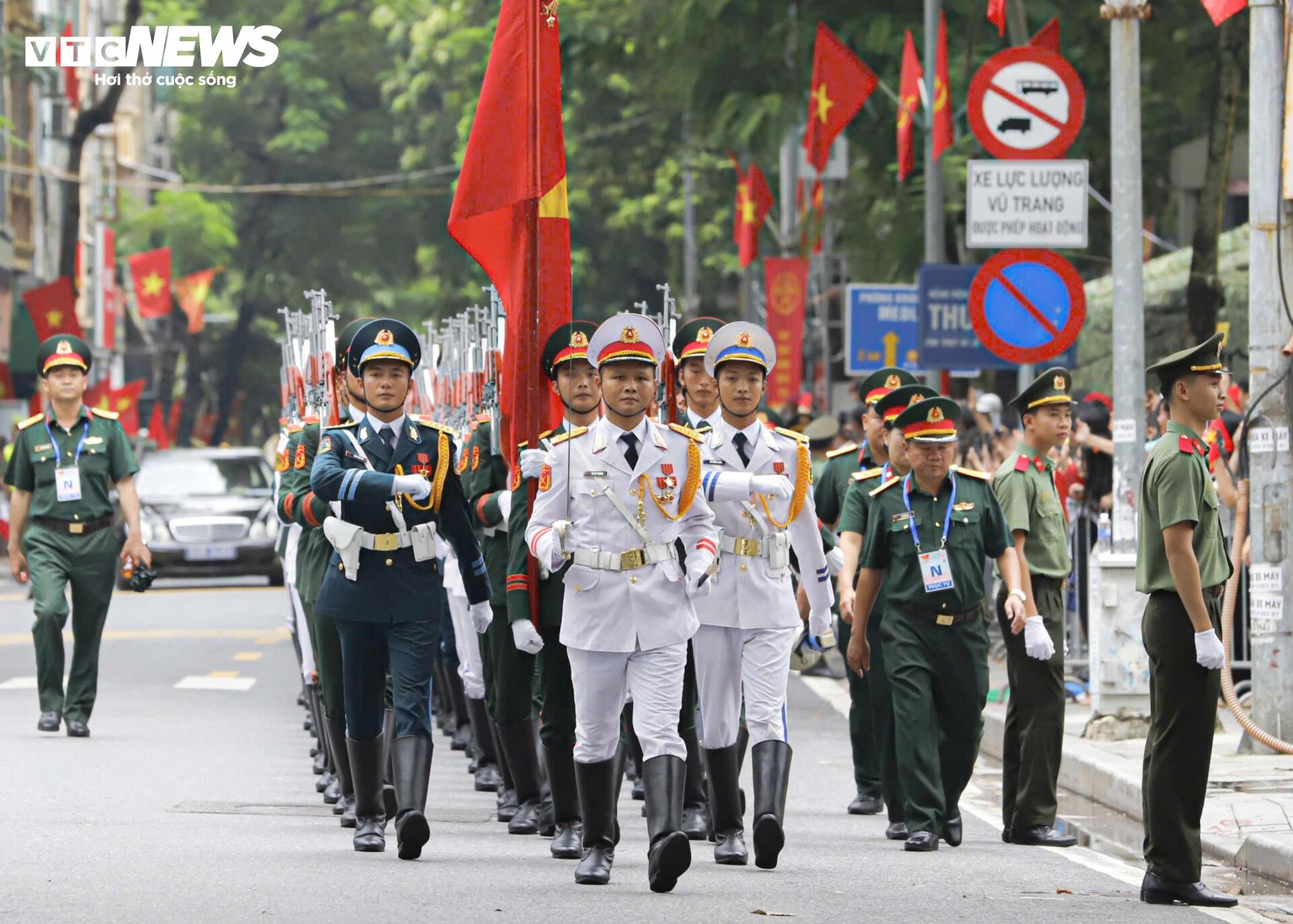 Chiến sĩ A80 'thả tim', vẫy tay chào người dân chờ xem sơ duyệt diễu binh - Ảnh 6. Chiến sĩ A80 'thả tim', vẫy tay chào người dân chờ xem sơ duyệt diễu binh - Ảnh 6.