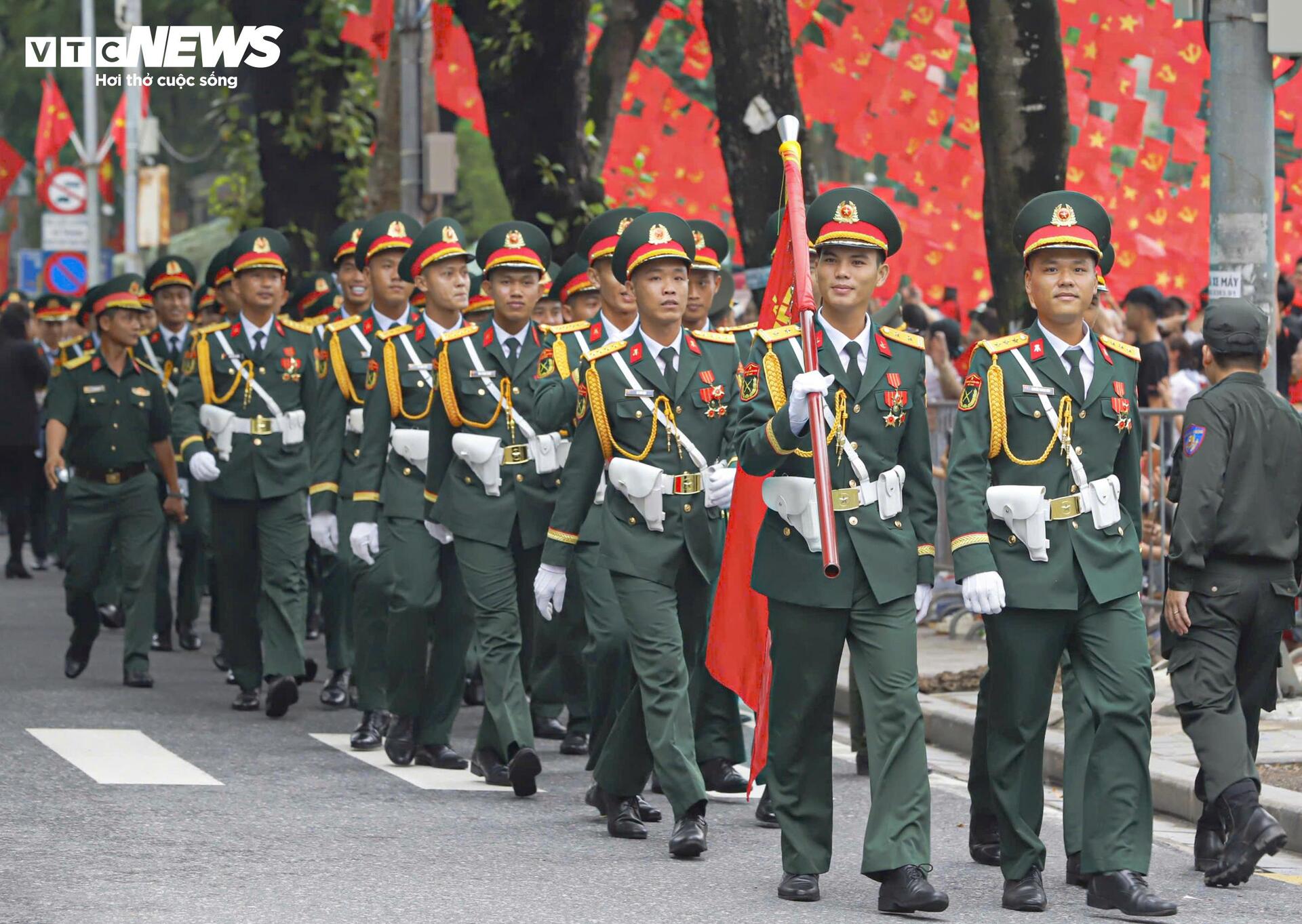 Chiến sĩ A80 'thả tim', vẫy tay chào người dân chờ xem sơ duyệt diễu binh - Ảnh 7. Chiến sĩ A80 'thả tim', vẫy tay chào người dân chờ xem sơ duyệt diễu binh - Ảnh 7.