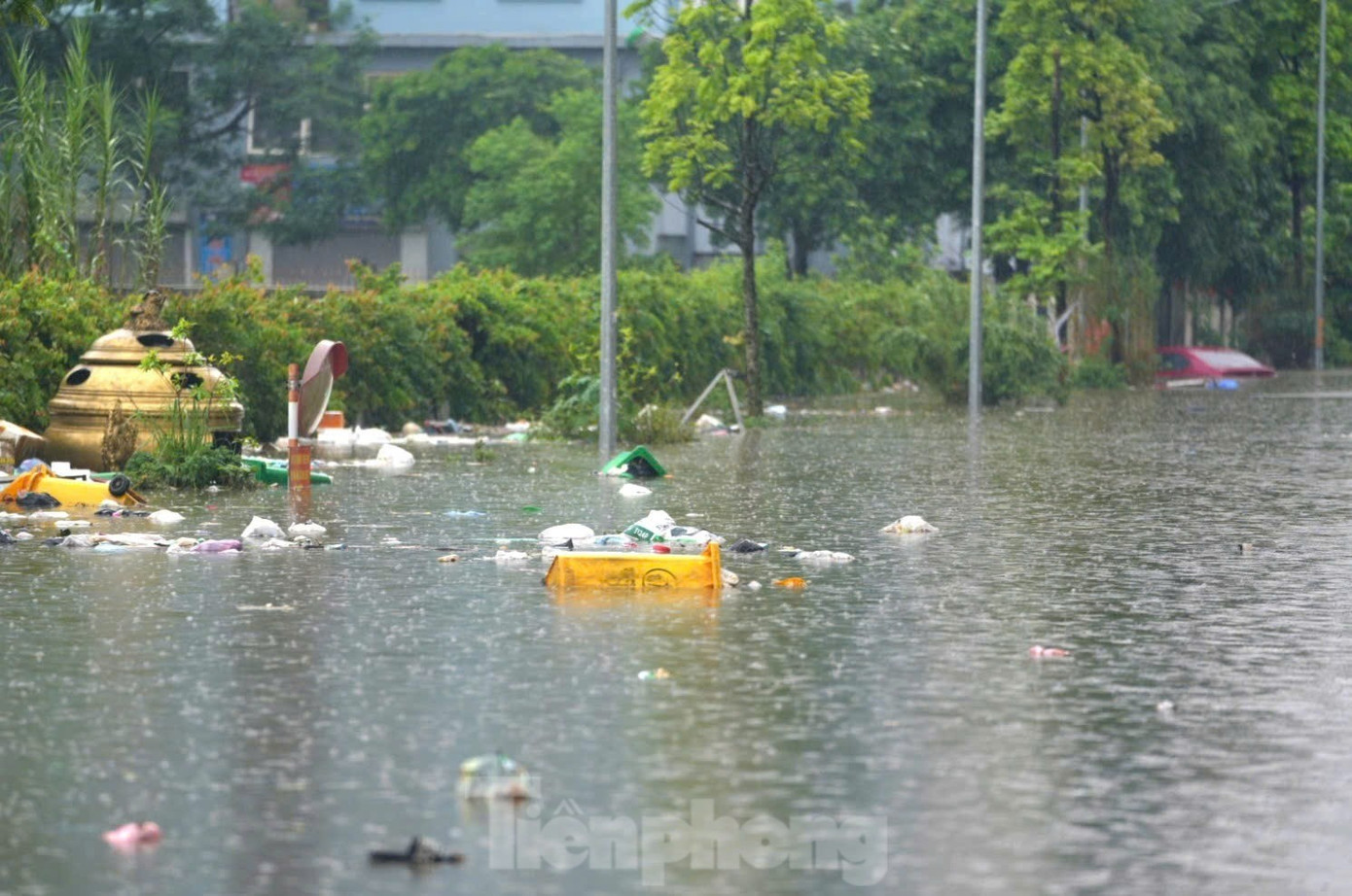 Mưa lớn kéo dài, một số tuyến phố Hà Nội vẫn ngập sâu, cuộc sống sinh hoạt bị đảo lộn - Ảnh 6. Mưa lớn kéo dài, một số tuyến phố Hà Nội vẫn ngập sâu, cuộc sống sinh hoạt bị đảo lộn - Ảnh 6.