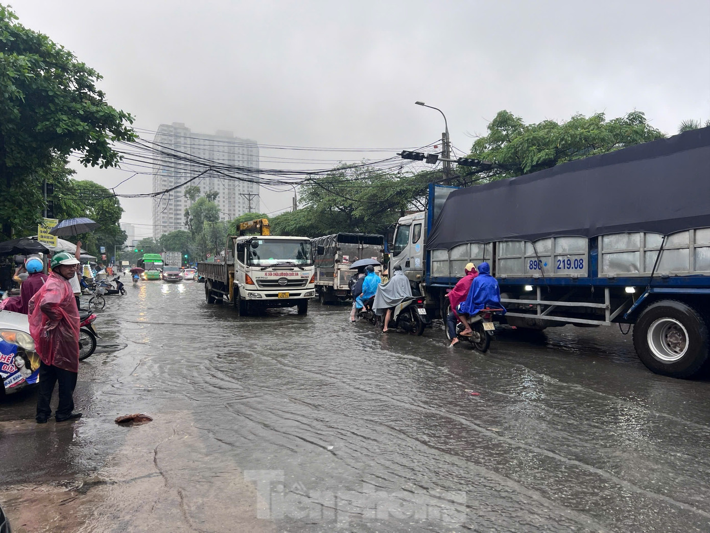 Mưa lớn kéo dài, một số tuyến phố Hà Nội vẫn ngập sâu, cuộc sống sinh hoạt bị đảo lộn - Ảnh 10. Mưa lớn kéo dài, một số tuyến phố Hà Nội vẫn ngập sâu, cuộc sống sinh hoạt bị đảo lộn - Ảnh 10.