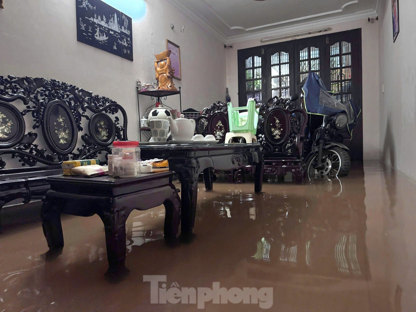 Mưa lớn kéo dài, một số tuyến phố Hà Nội vẫn ngập sâu, cuộc sống sinh hoạt bị đảo lộn - Ảnh 9. Mưa lớn kéo dài, một số tuyến phố Hà Nội vẫn ngập sâu, cuộc sống sinh hoạt bị đảo lộn - Ảnh 9.