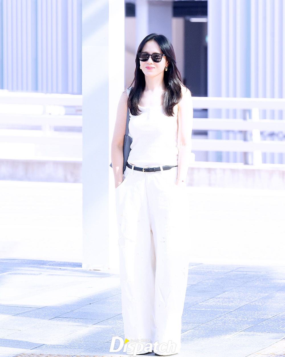 Son Ye Jin toàn mặc đồ siêu đơn giản ra sân bay, nhưng kỳ lạ là luôn đẹp và chuẩn mốt - Ảnh 2. Son Ye Jin toàn mặc đồ siêu đơn giản ra sân bay, nhưng kỳ lạ là luôn đẹp và chuẩn mốt - Ảnh 2.