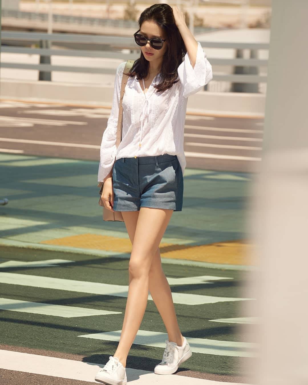 Son Ye Jin toàn mặc đồ siêu đơn giản ra sân bay, nhưng kỳ lạ là luôn đẹp và chuẩn mốt - Ảnh 6. Son Ye Jin toàn mặc đồ siêu đơn giản ra sân bay, nhưng kỳ lạ là luôn đẹp và chuẩn mốt - Ảnh 6.