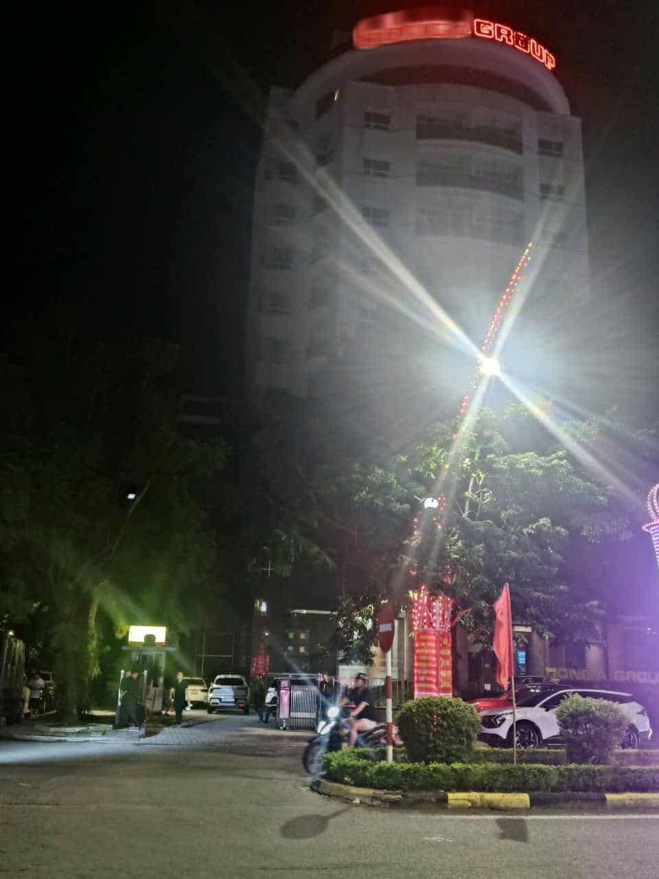 Nhiều cảnh sát xuất hiện tại dinh thự của doanh nhân nổi tiếng Thanh Hóa- Ảnh 5. Nhiều cảnh sát xuất hiện tại dinh thự của doanh nhân nổi tiếng Thanh Hóa- Ảnh 5.