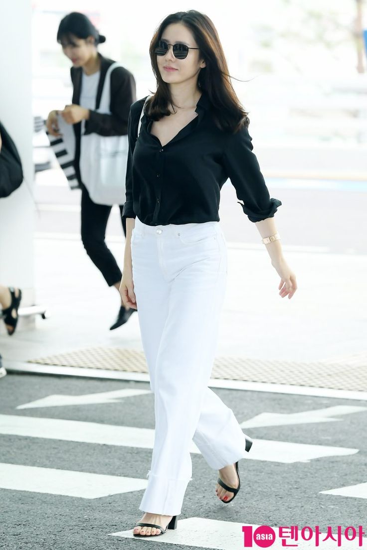 Son Ye Jin toàn mặc đồ siêu đơn giản ra sân bay, nhưng kỳ lạ là luôn đẹp và chuẩn mốt - Ảnh 4. Son Ye Jin toàn mặc đồ siêu đơn giản ra sân bay, nhưng kỳ lạ là luôn đẹp và chuẩn mốt - Ảnh 4.