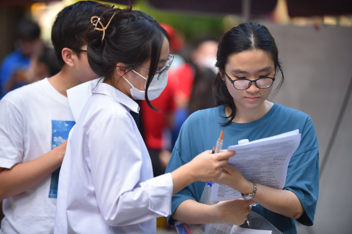 Mùa tuyển sinh lạ chưa từng có: Xét tuyển như canh bạc, thí sinh đỗ trượt mập mờ - Ảnh 1. Mùa tuyển sinh lạ chưa từng có: Xét tuyển như canh bạc, thí sinh đỗ trượt mập mờ - Ảnh 1.