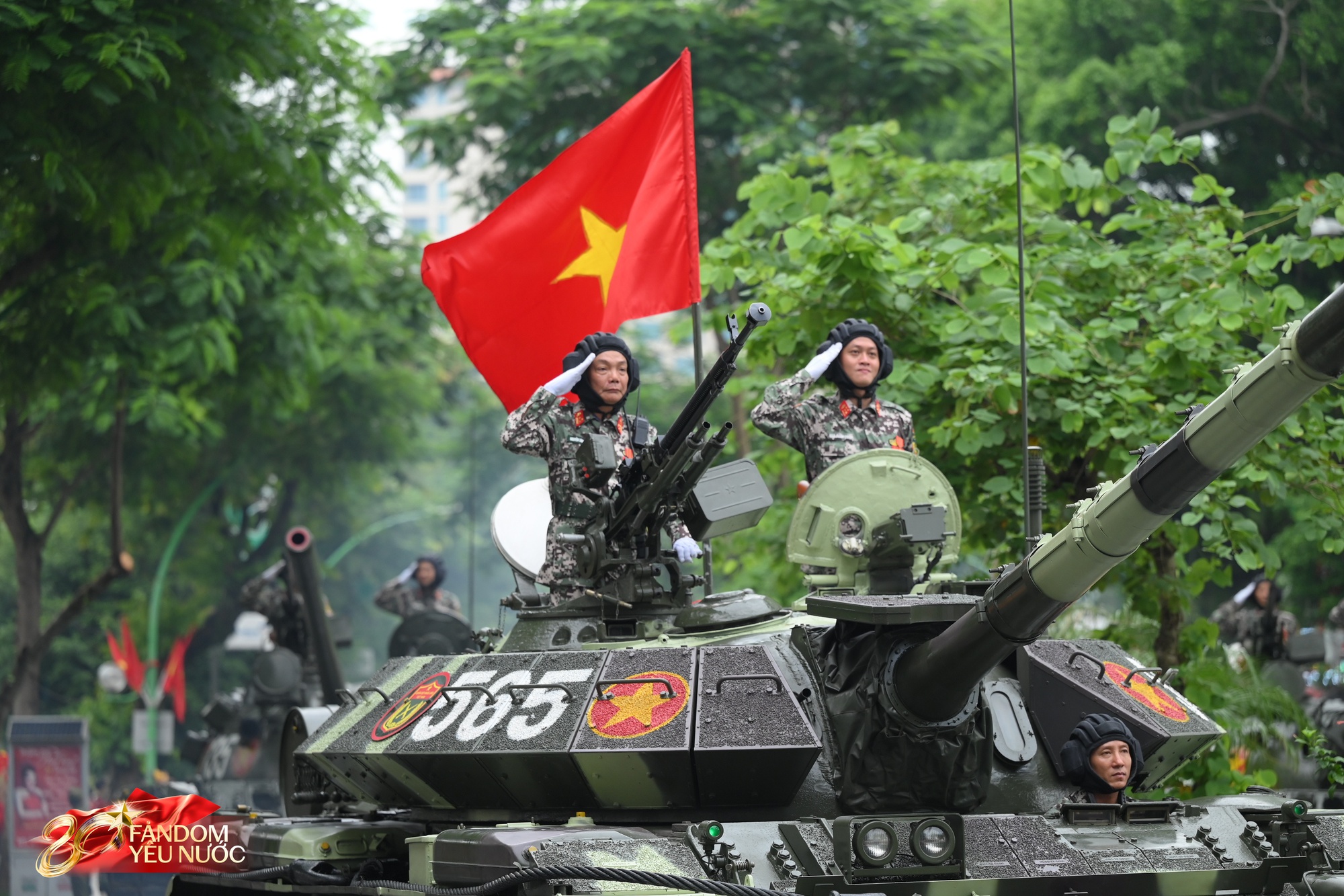 Ngắm trọn dàn xe tăng, xe thiết giáp đi giữa “rừng cây” đường Trần Phú: Hơn poster phim- Ảnh 1. Ngắm trọn dàn xe tăng, xe thiết giáp đi giữa “rừng cây” đường Trần Phú: Hơn poster phim- Ảnh 1.
