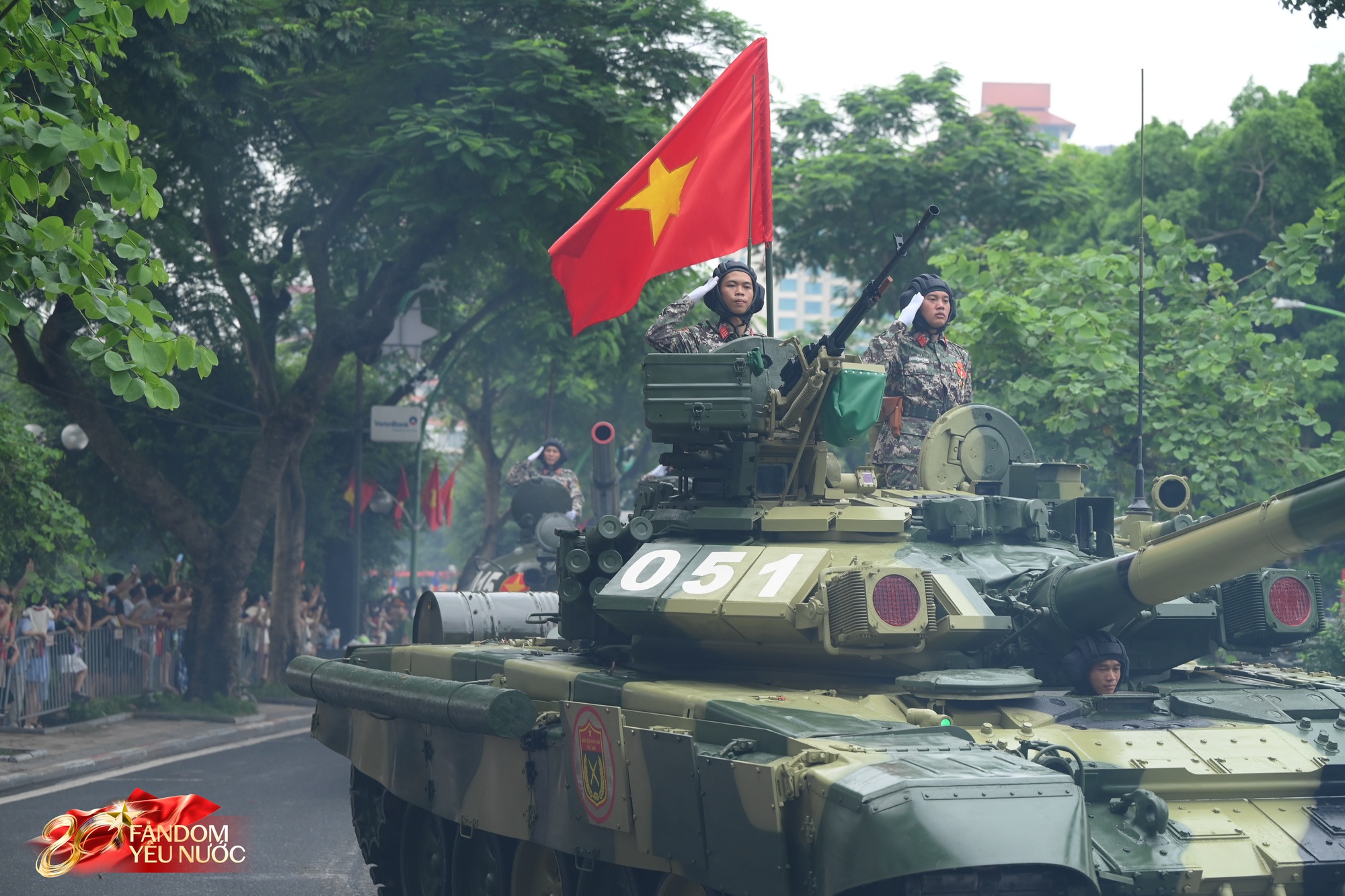 Ngắm trọn dàn xe tăng, xe thiết giáp đi giữa “rừng cây” đường Trần Phú: Hơn poster phim- Ảnh 2. Ngắm trọn dàn xe tăng, xe thiết giáp đi giữa “rừng cây” đường Trần Phú: Hơn poster phim- Ảnh 2.
