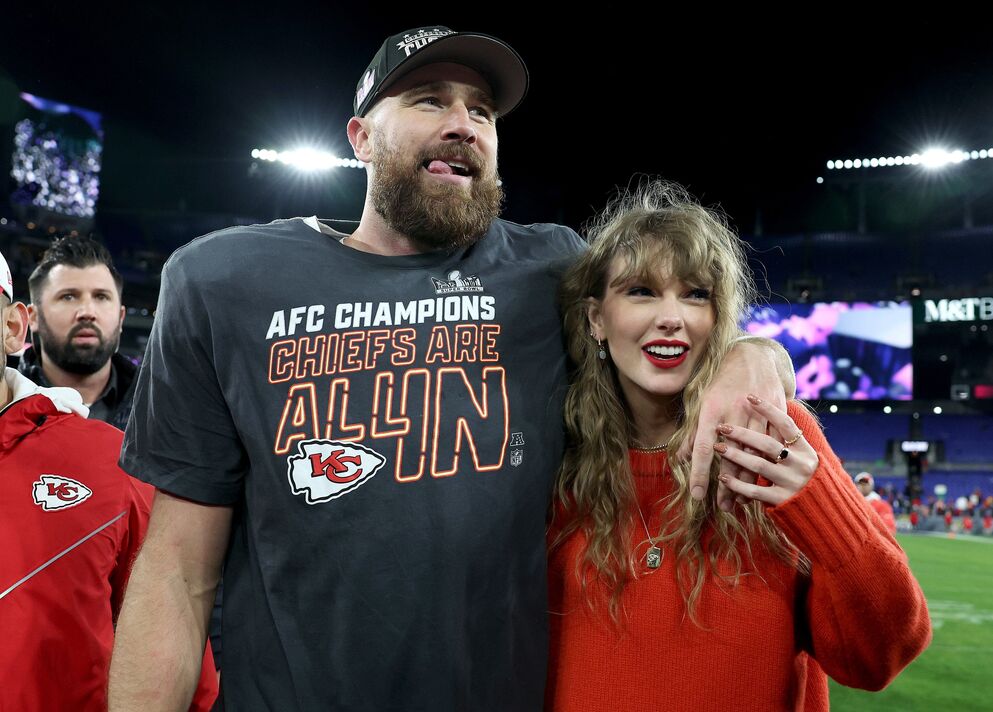 Taylor Swift đính hôn: Thân vương William và Vương phi Kate gây bất ngờ với hành động ngọt ngào- Ảnh 2. Taylor Swift đính hôn: Thân vương William và Vương phi Kate gây bất ngờ với hành động ngọt ngào- Ảnh 2.