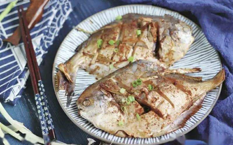 &quot;Làm sao để hấp cá chim thơm ngon, mềm mại, đậm đà mà không tanh?&quot;: Đầu bếp lâu năm sẽ chỉ mẹo từ A-Z