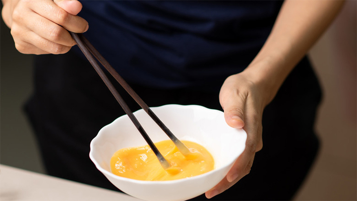 6 mẹo rán trứng mềm xốp thơm ngon, không dính chảo mà nhiều người chưa biết - Ảnh 2. 6 mẹo rán trứng mềm xốp thơm ngon, không dính chảo mà nhiều người chưa biết - Ảnh 2.