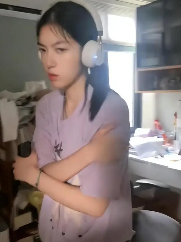 Đoạn video khiến cộng đồng mạng chê trách người mẹ gay gắt: Chị đang không tôn trọng con gái mình! - Ảnh 1. Đoạn video khiến cộng đồng mạng chê trách người mẹ gay gắt: Chị đang không tôn trọng con gái mình! - Ảnh 1.