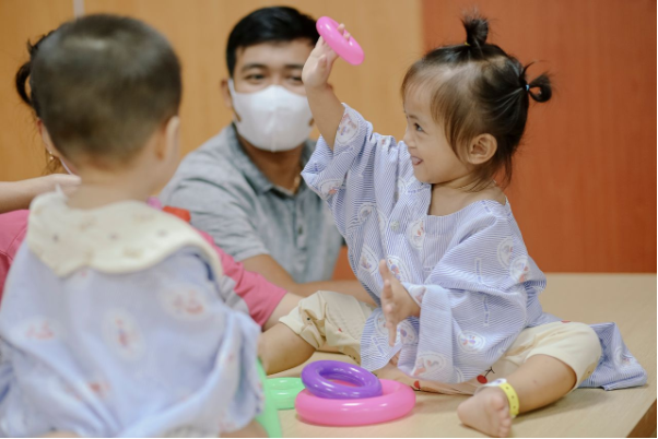 Hành trình 6 lần phẫu thuật của một chiến binh nụ cười 7 tuổi - Ảnh 2. Hành trình 6 lần phẫu thuật của một chiến binh nụ cười 7 tuổi - Ảnh 2.