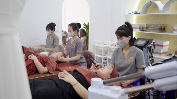 Elmer Quyên Nguyễn chuyển giao công nghệ trị nám - Bứt phá hiệu quả, nâng tầm spa Việt - Ảnh 2. Elmer Quyên Nguyễn chuyển giao công nghệ trị nám - Bứt phá hiệu quả, nâng tầm spa Việt - Ảnh 2.