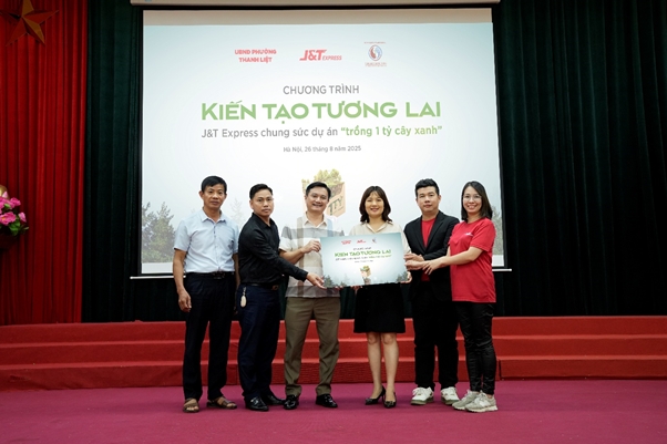 J&T Express lan tỏa tinh thần xanh nhân dịp kỷ niệm 80 năm Cách mạng Tháng Tám và Quốc khánh 2/9- Ảnh 2. A group of people posing for a photo AI-generated content may be incorrect.