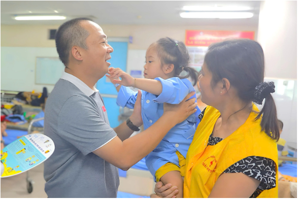 Hành trình 6 lần phẫu thuật của một chiến binh nụ cười 7 tuổi - Ảnh 3. Hành trình 6 lần phẫu thuật của một chiến binh nụ cười 7 tuổi - Ảnh 3.