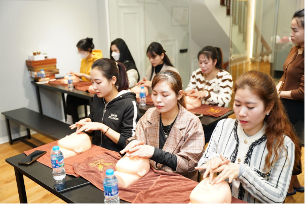 Elmer Quyên Nguyễn chuyển giao công nghệ trị nám - Bứt phá hiệu quả, nâng tầm spa Việt - Ảnh 3. Elmer Quyên Nguyễn chuyển giao công nghệ trị nám - Bứt phá hiệu quả, nâng tầm spa Việt - Ảnh 3.