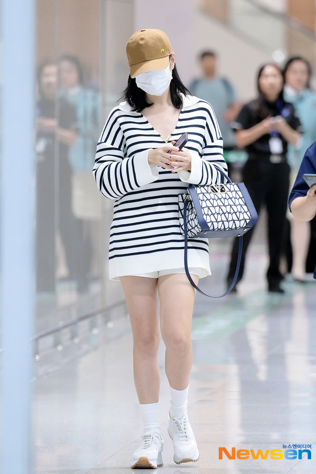 Son Ye Jin toàn mặc đồ siêu đơn giản ra sân bay, nhưng kỳ lạ là luôn đẹp và chuẩn mốt - Ảnh 7. Son Ye Jin toàn mặc đồ siêu đơn giản ra sân bay, nhưng kỳ lạ là luôn đẹp và chuẩn mốt - Ảnh 7.