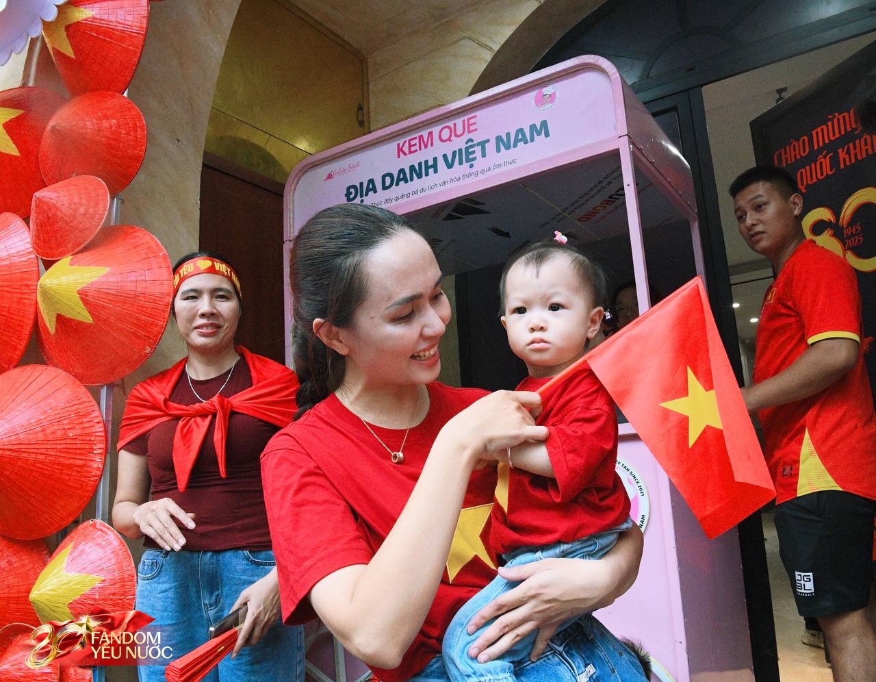 Vợ Duy Mạnh gây sốt với khoảnh khắc dựa dẫm vào mẹ - phu nhân cựu Chủ tịch CLB Sài Gòn khi xem A80- Ảnh 6. Vợ Duy Mạnh gây sốt với khoảnh khắc dựa dẫm vào mẹ - phu nhân cựu Chủ tịch CLB Sài Gòn khi xem A80- Ảnh 6.
