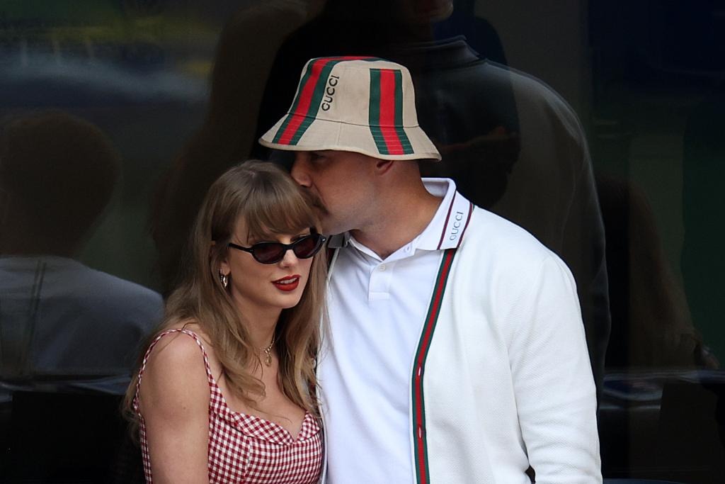 taylor-swift-travis-kelce-engage-3-17562919797571306810879-1756351483414-17563514837438131833.jpg