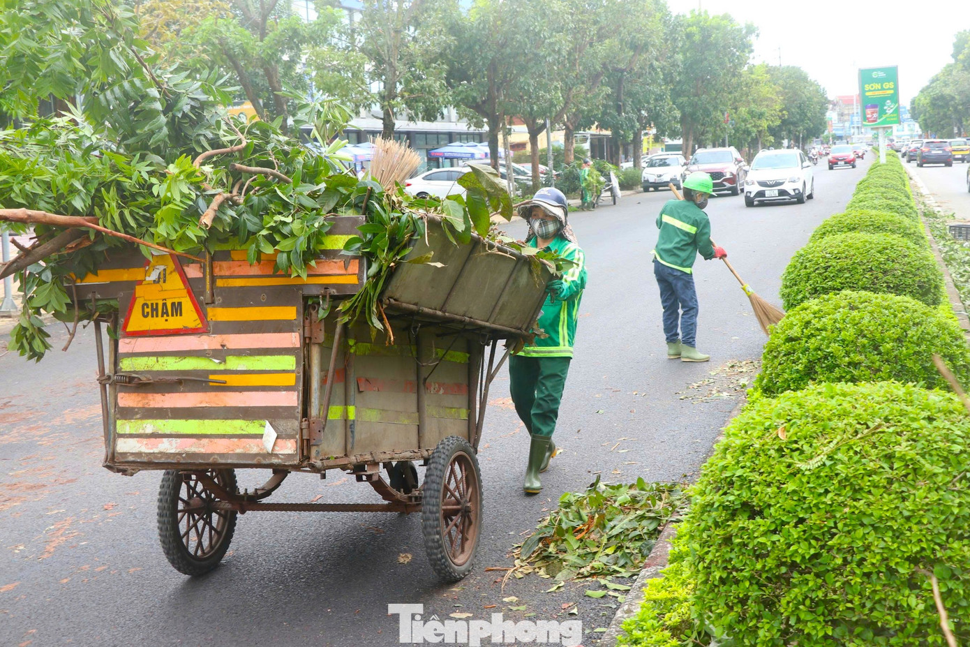 Công nhân môi trường dọn hơn 2.000 tấn rác/ngày sau bão - Ảnh 7. Công nhân môi trường dọn hơn 2.000 tấn rác/ngày sau bão - Ảnh 7.