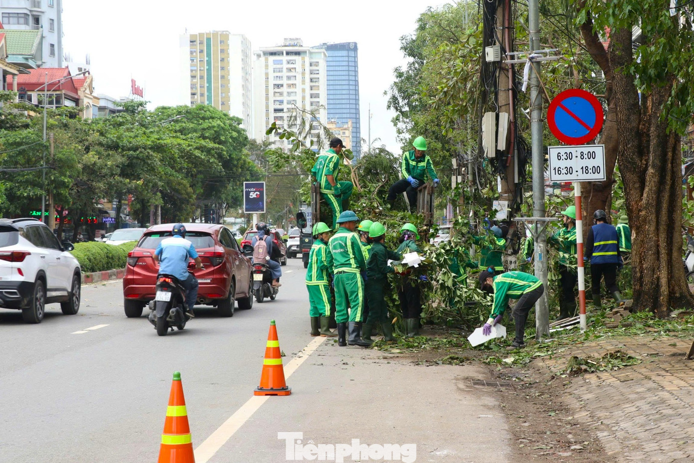 Công nhân môi trường dọn hơn 2.000 tấn rác/ngày sau bão - Ảnh 13. Công nhân môi trường dọn hơn 2.000 tấn rác/ngày sau bão - Ảnh 13.
