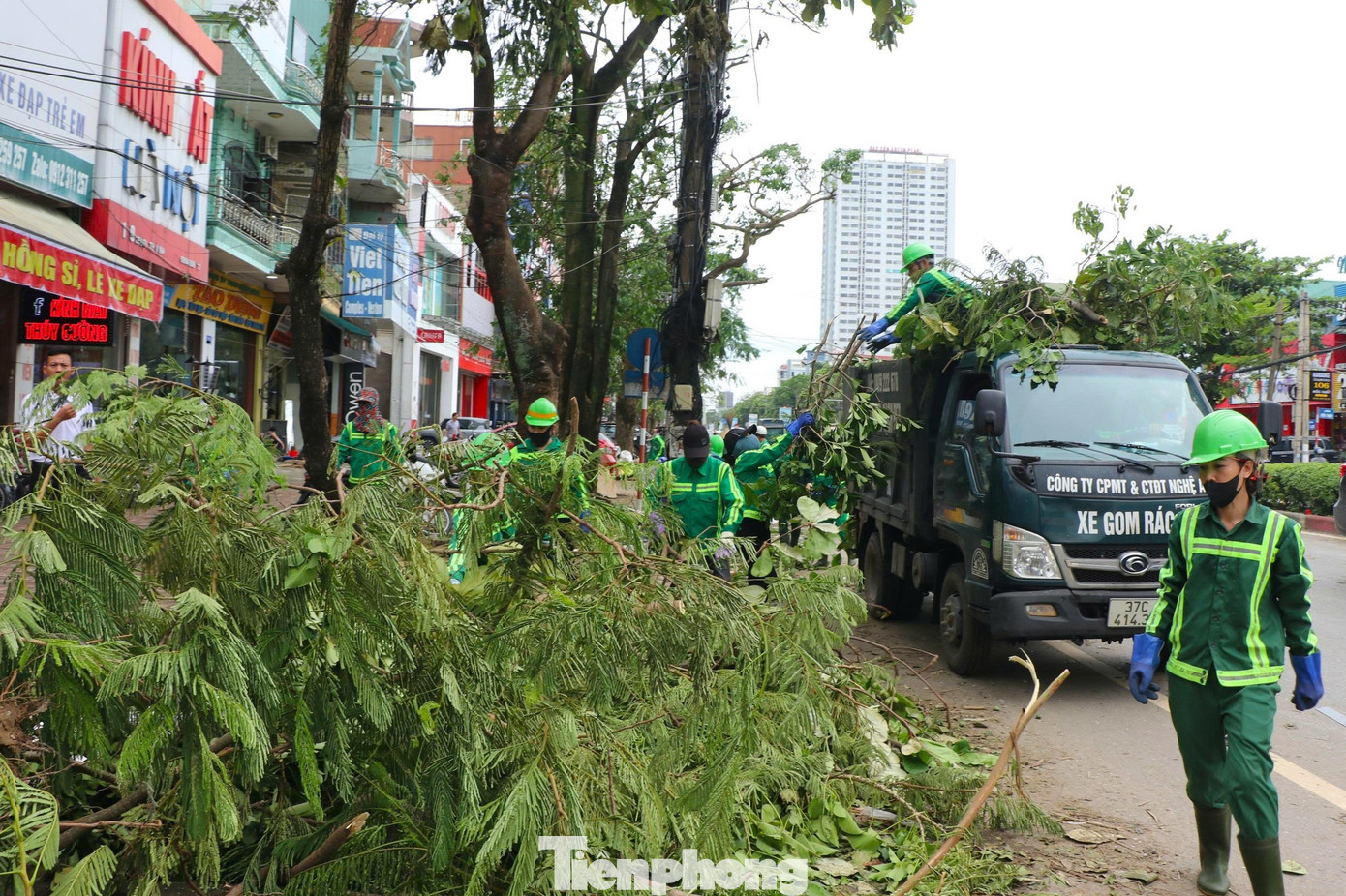 Công nhân môi trường dọn hơn 2.000 tấn rác/ngày sau bão - Ảnh 5. Công nhân môi trường dọn hơn 2.000 tấn rác/ngày sau bão - Ảnh 5.