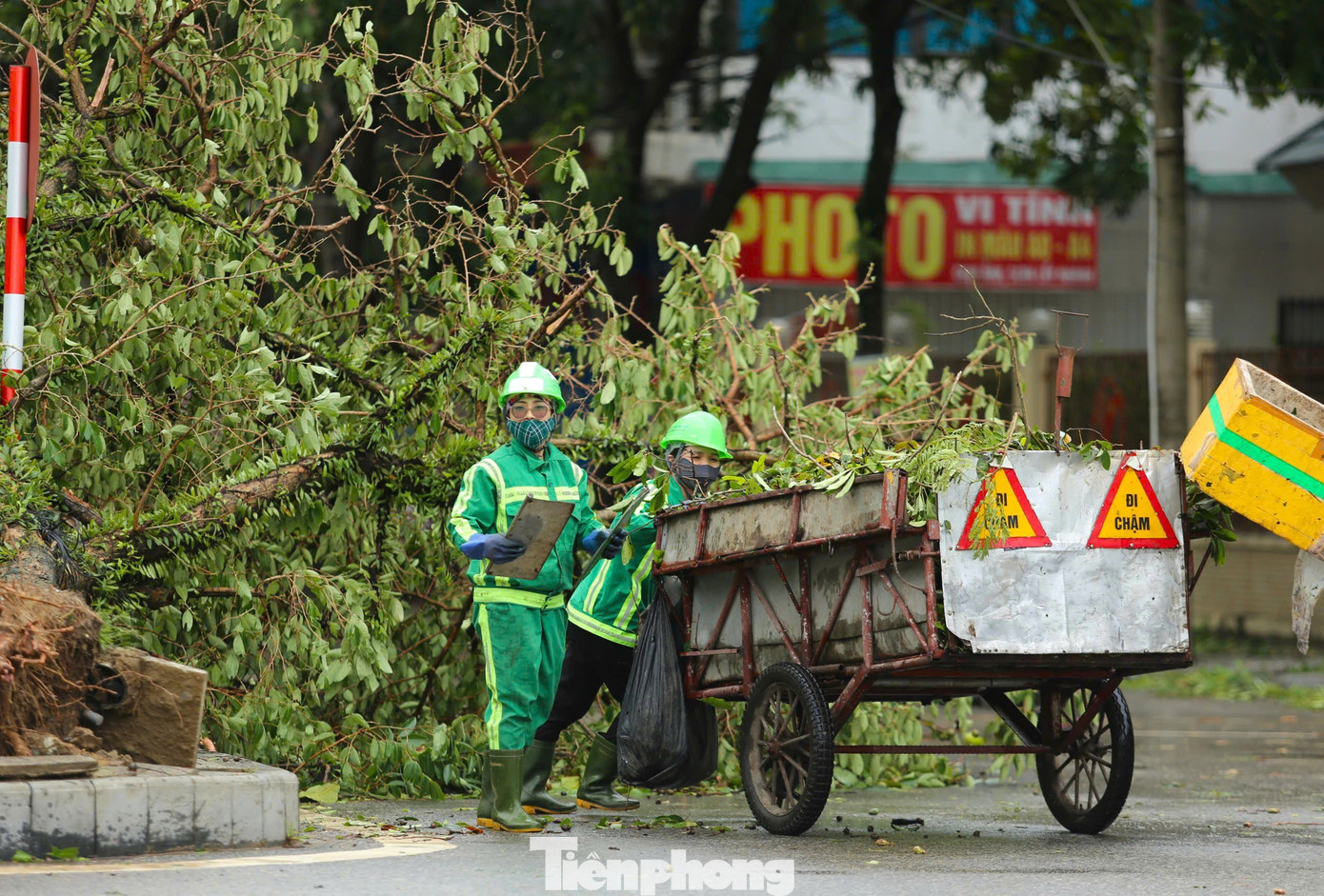 Công nhân môi trường dọn hơn 2.000 tấn rác/ngày sau bão - Ảnh 3. Công nhân môi trường dọn hơn 2.000 tấn rác/ngày sau bão - Ảnh 3.