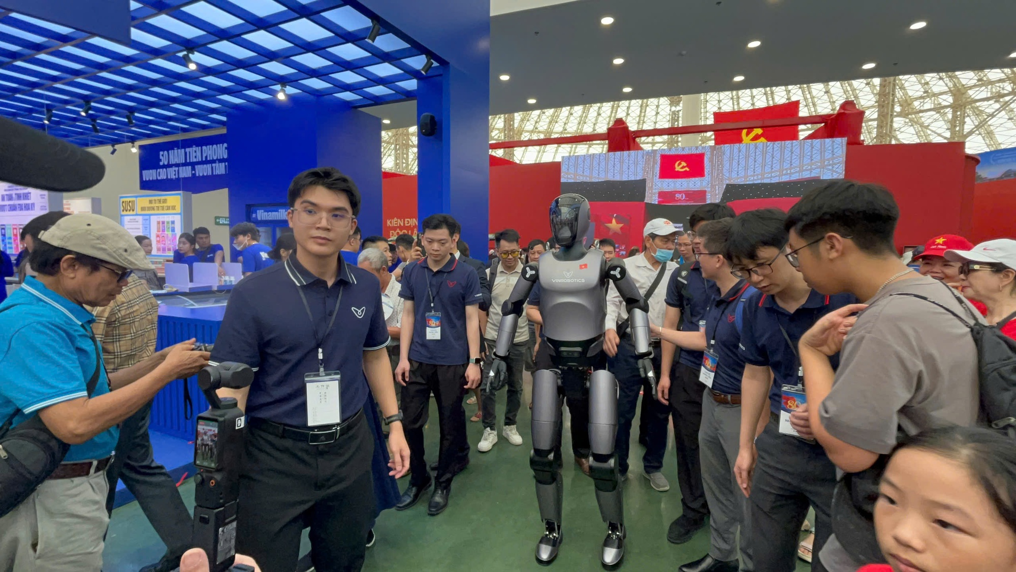 Robot hình người gây sốt tại Triển lãm thành tựu đất nước 80 năm Quốc khánh - Ảnh 2.