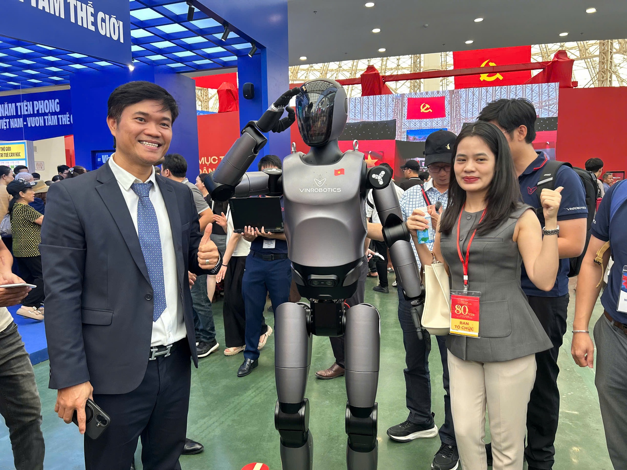 Robot hình người gây sốt tại Triển lãm thành tựu đất nước 80 năm Quốc khánh - Ảnh 3.