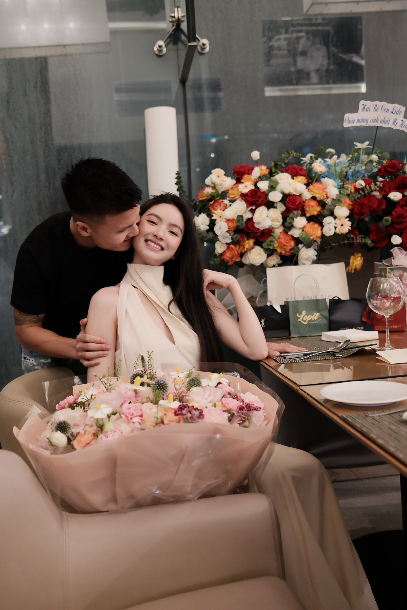 Quang Hải ôm eo, kề má thơm Chu Thanh Huyền cực tình gây sốt cõi mạng- Ảnh 3.