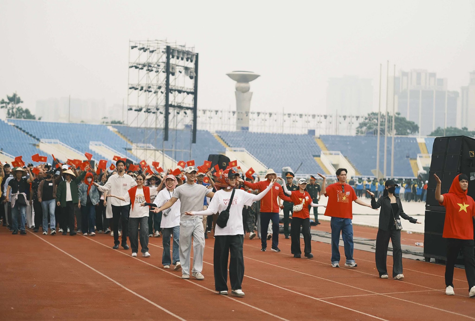 Không để ý camera, Hoàng Thuỳ Linh và Đen Vâu có 1 hành động thể hiện rõ tình cảm!- Ảnh 5. Không để ý camera, Hoàng Thuỳ Linh và Đen Vâu có 1 hành động thể hiện rõ tình cảm!- Ảnh 5.