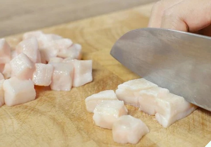 Mẹo rán mỡ không bị nổ, bắn tung tóe - Ảnh 1.