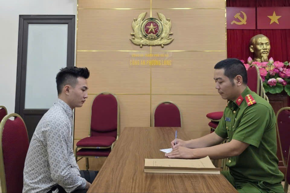 Hà Nội: Tài xế vi phạm nồng độ cồn đi ngược chiều 'thông chốt' bảo vệ sơ duyệt A80 - Ảnh 1. Hà Nội: Tài xế vi phạm nồng độ cồn đi ngược chiều 'thông chốt' bảo vệ sơ duyệt A80 - Ảnh 1.