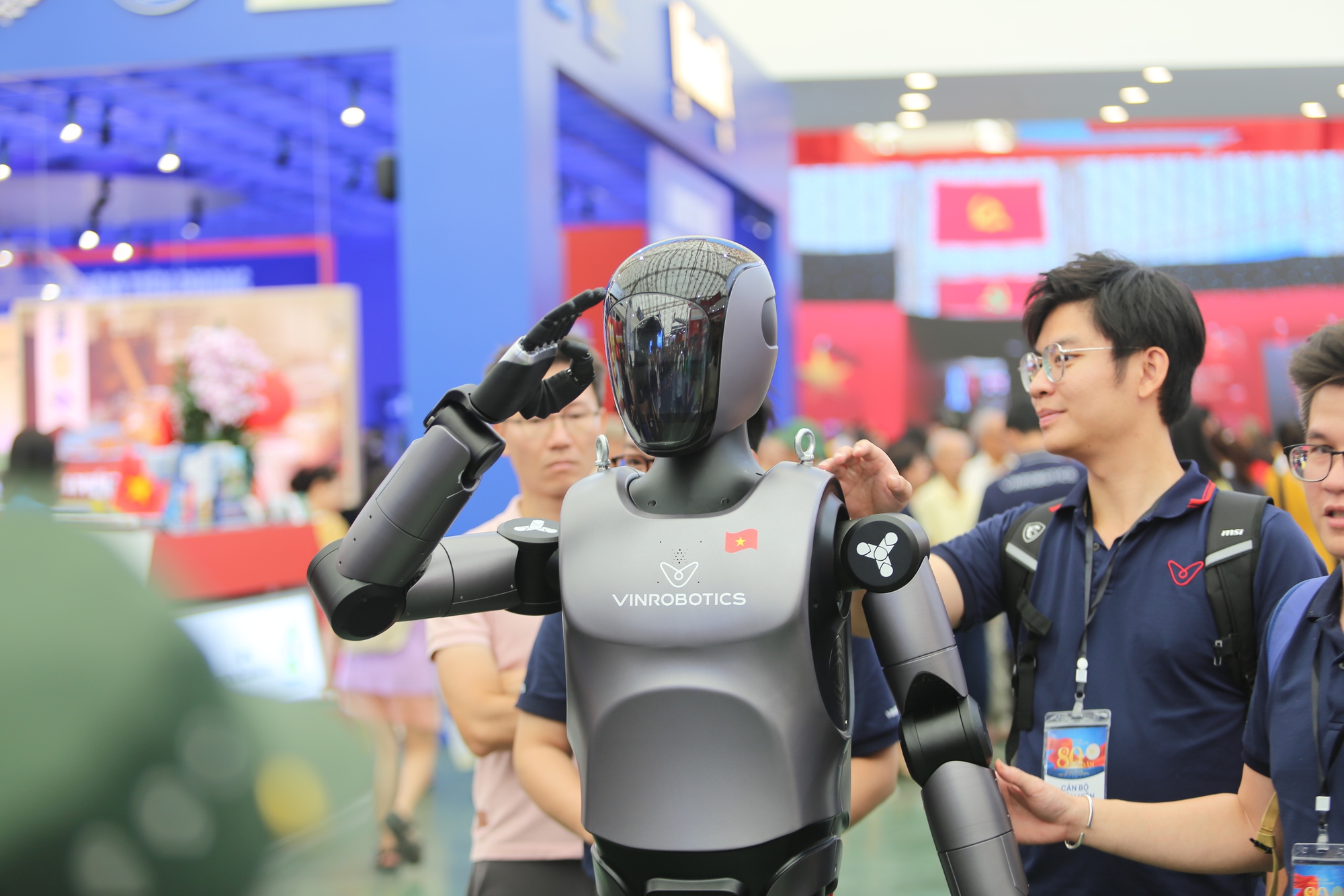 Robot hình người gây sốt tại Triển lãm thành tựu đất nước 80 năm Quốc khánh - Ảnh 1.