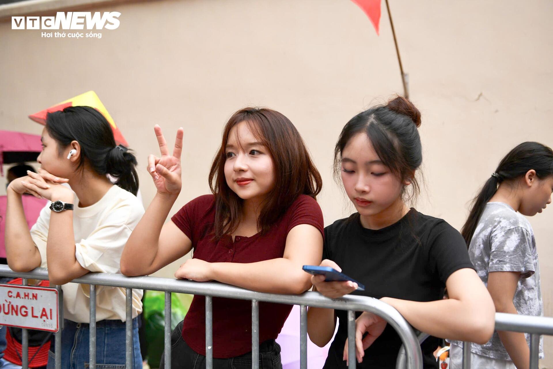 Người dân mang cơm, trải bạt trước một ngày chờ xem tổng duyệt diễu binh - Ảnh 13. Người dân mang cơm, trải bạt trước một ngày chờ xem tổng duyệt diễu binh - Ảnh 13.