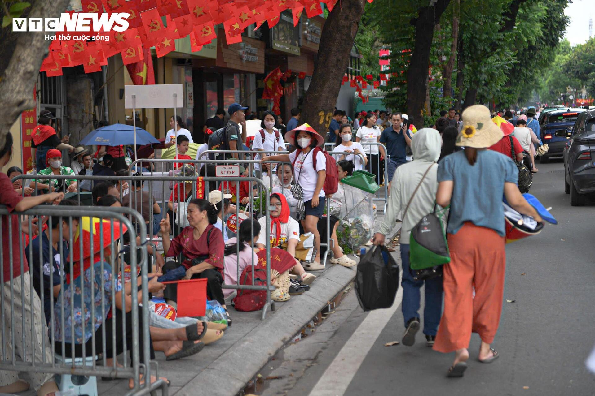 Người dân mang cơm, trải bạt trước một ngày chờ xem tổng duyệt diễu binh - Ảnh 15. Người dân mang cơm, trải bạt trước một ngày chờ xem tổng duyệt diễu binh - Ảnh 15.