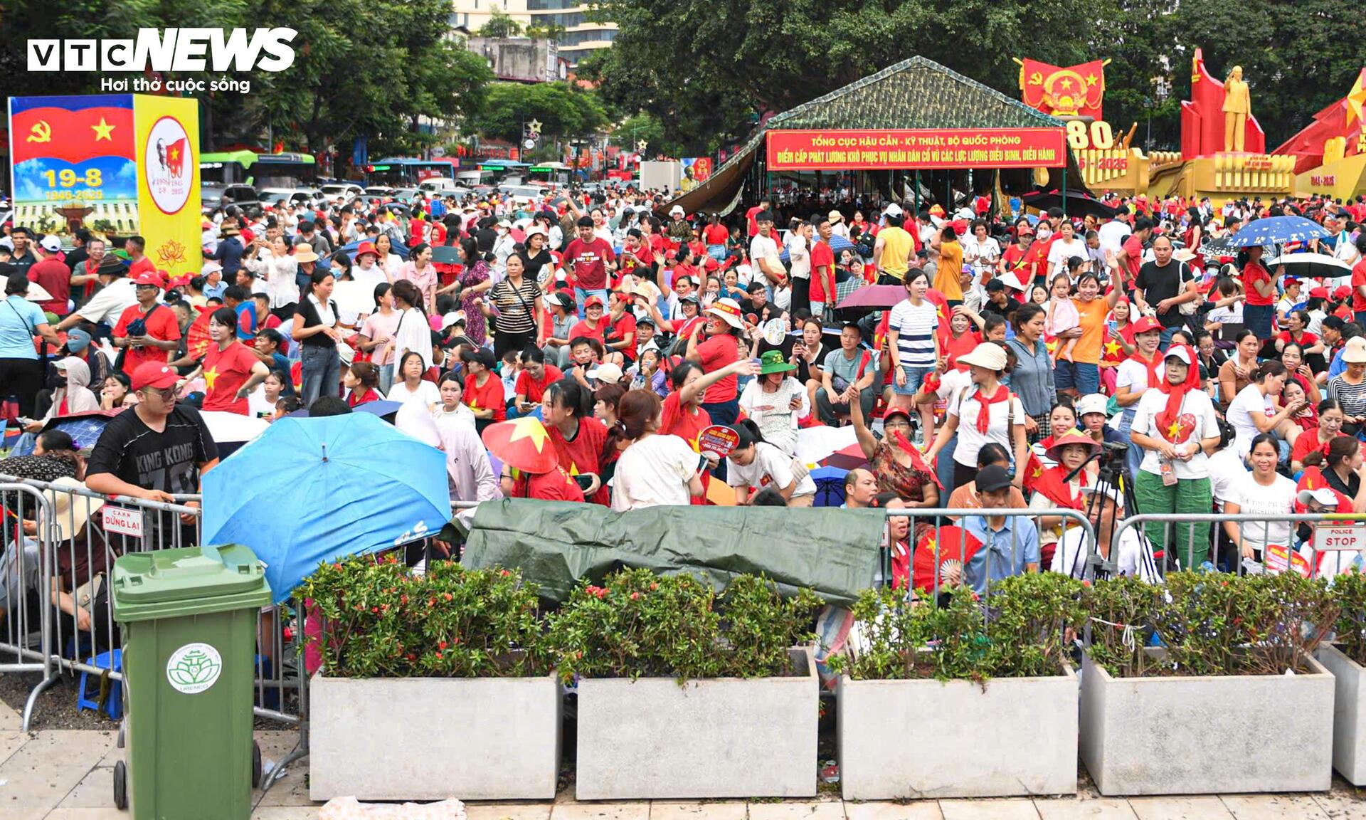 Người dân mang cơm, trải bạt trước một ngày chờ xem tổng duyệt diễu binh - Ảnh 2. Người dân mang cơm, trải bạt trước một ngày chờ xem tổng duyệt diễu binh - Ảnh 2.