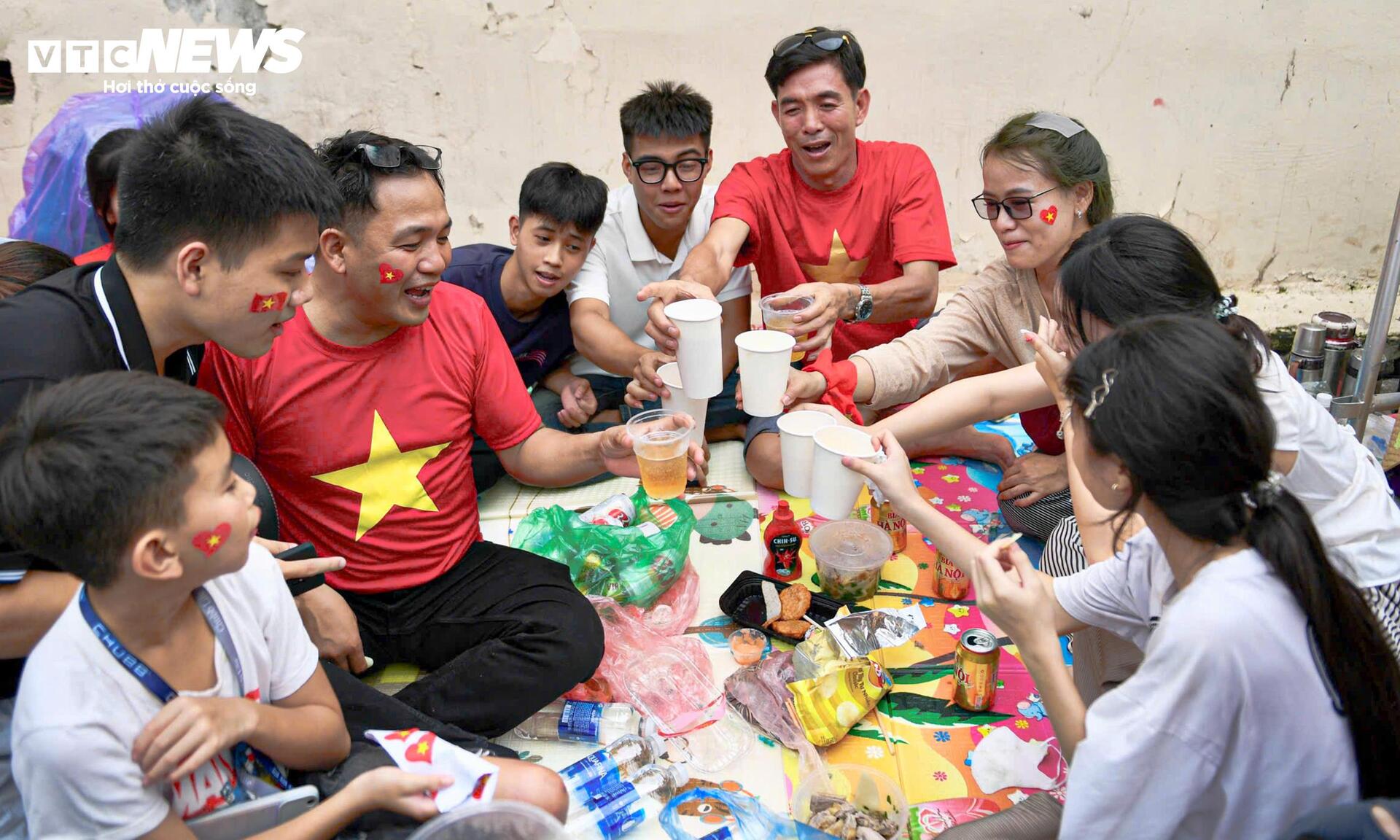Người dân mang cơm, trải bạt trước một ngày chờ xem tổng duyệt diễu binh - Ảnh 6. Người dân mang cơm, trải bạt trước một ngày chờ xem tổng duyệt diễu binh - Ảnh 6.