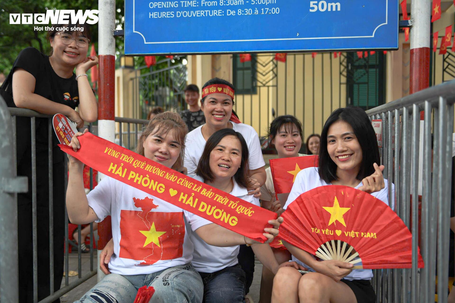 Người dân mang cơm, trải bạt trước một ngày chờ xem tổng duyệt diễu binh - Ảnh 7. Người dân mang cơm, trải bạt trước một ngày chờ xem tổng duyệt diễu binh - Ảnh 7.