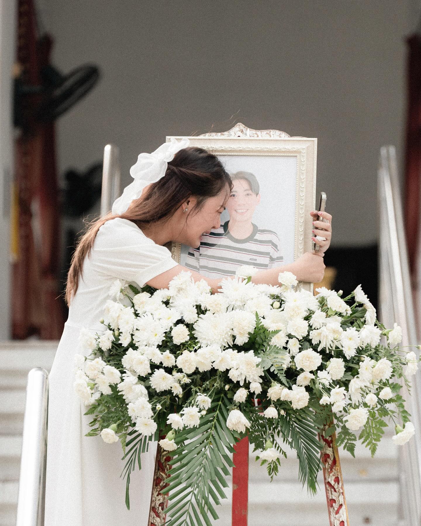 Nữ diễn viên phim bách hợp thương tiếc bạn trai vừa qua đời, lại bị "ném đá" vì lý do không tưởng - Ảnh 1. Nữ diễn viên phim bách hợp thương tiếc bạn trai vừa qua đời, lại bị "ném đá" vì lý do không tưởng - Ảnh 1.