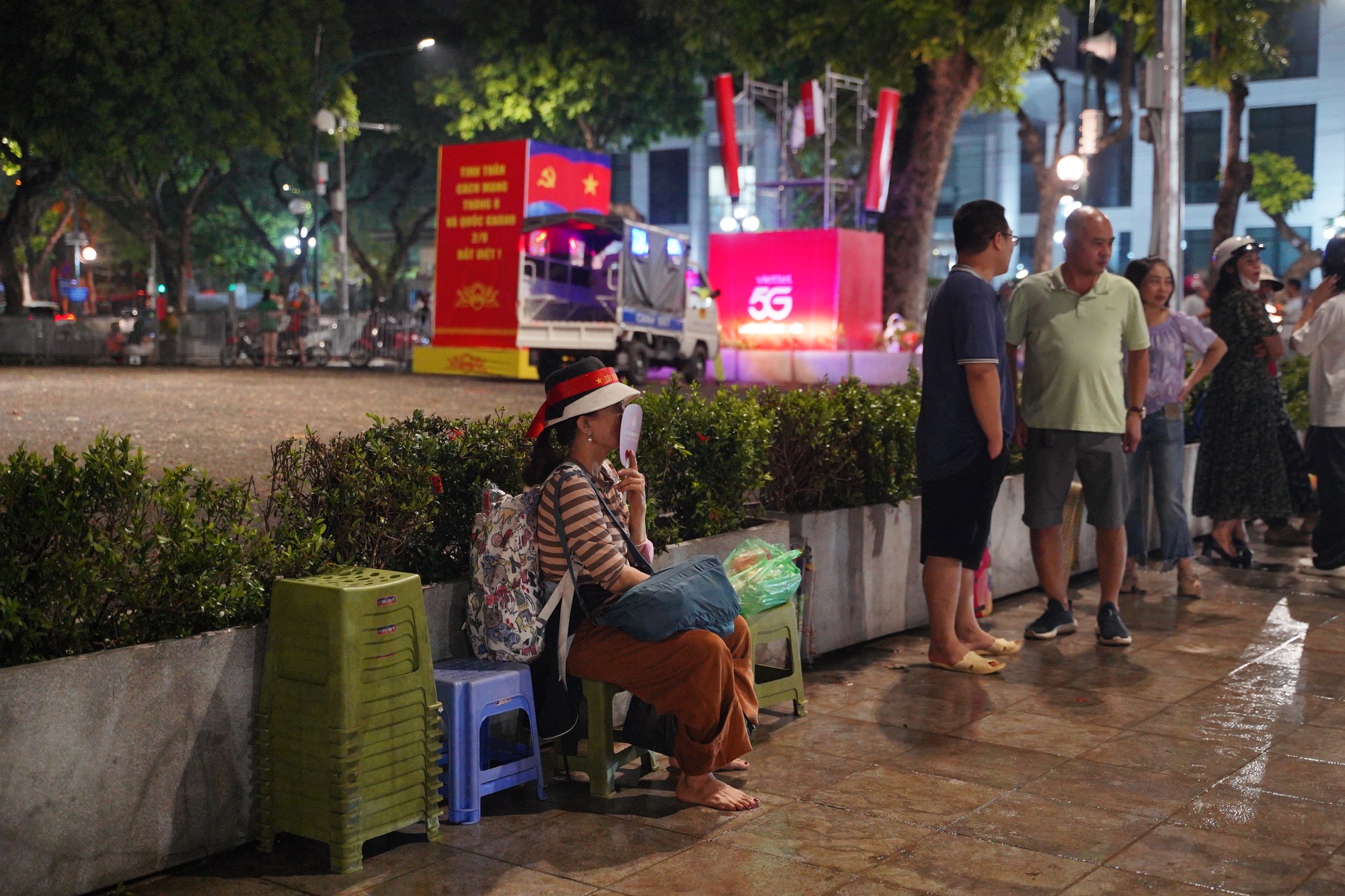 Còn 36 tiếng mới đến buổi Tổng duyệt, người dân đã trải bạt nhận chỗ qua đêm ở Ba Đình, lực lượng chức năng nhanh chóng có mặt - Ảnh 5. Còn 36 tiếng mới đến buổi Tổng duyệt, người dân đã trải bạt nhận chỗ qua đêm ở Ba Đình, lực lượng chức năng nhanh chóng có mặt - Ảnh 5.