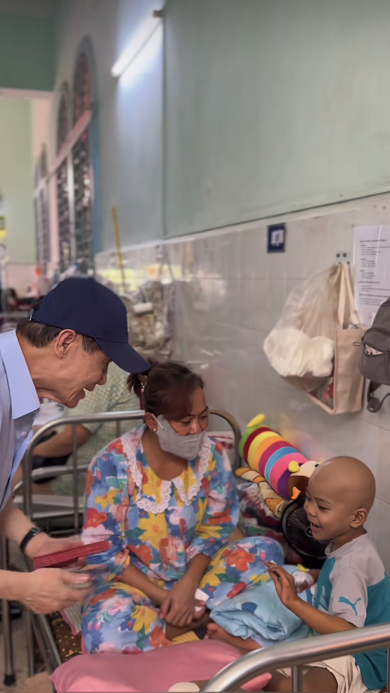 &quot;Ông Tiên giữa đời thường&quot; Johnathan Hạnh Nguyễn và những phong bao lì xì Tết Độc lập - Ảnh 2.