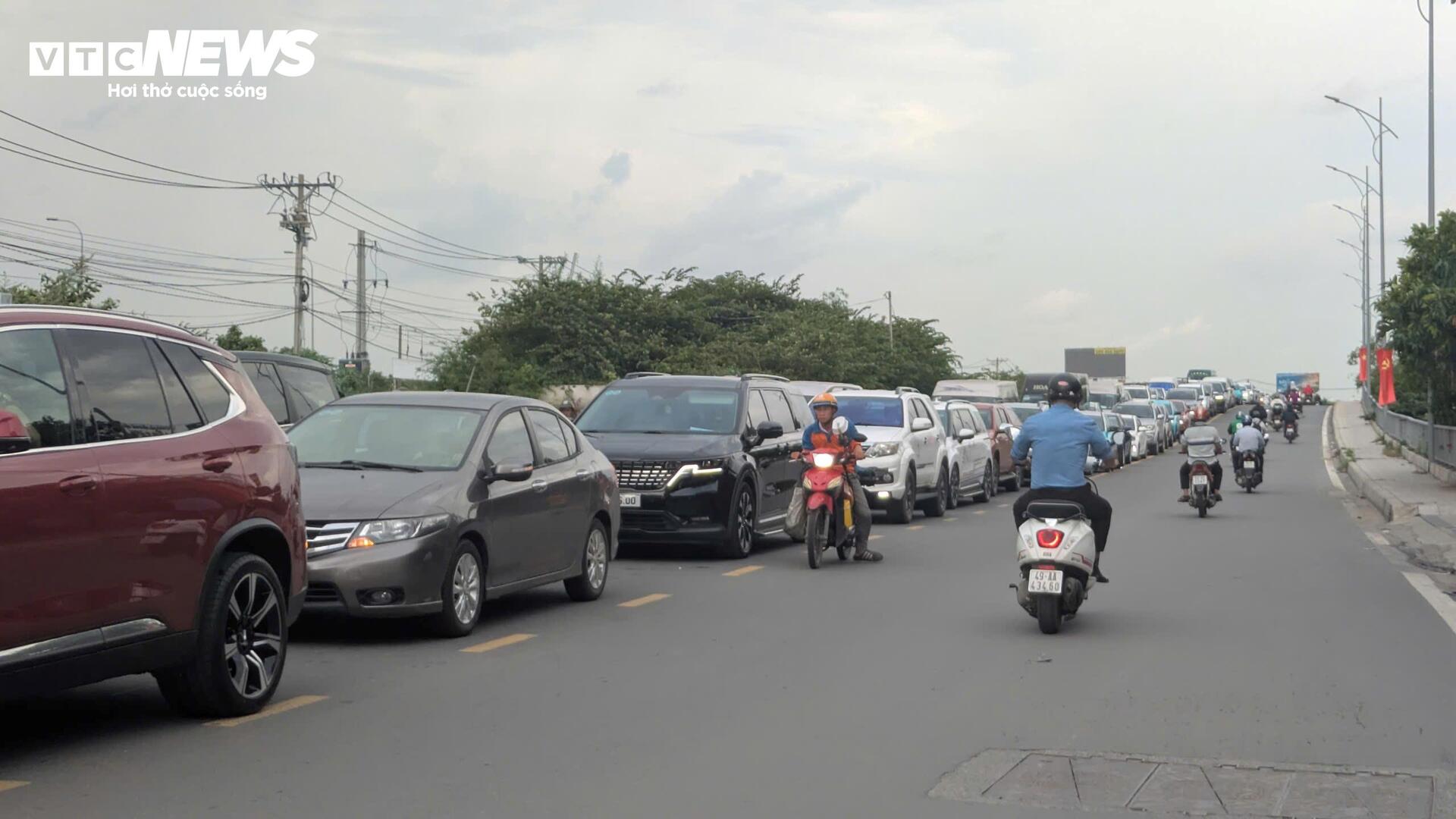 Người dân TP.HCM đội mưa, vật vã qua cửa ngõ kẹt cứng về quê nghỉ lễ 2/9 - Ảnh 8. Người dân TP.HCM đội mưa, vật vã qua cửa ngõ kẹt cứng về quê nghỉ lễ 2/9 - Ảnh 8.