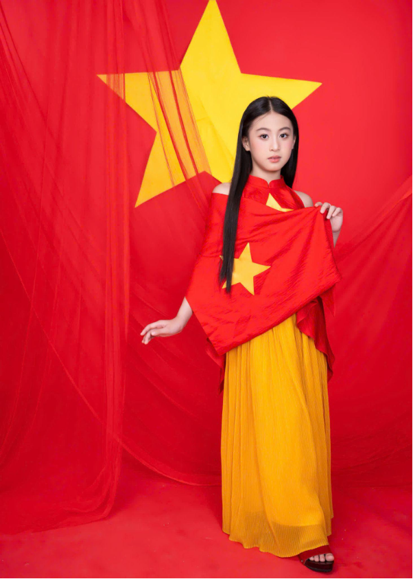 Nguyễn Tâm Anh mẫu nhí Gen Alpha kể câu chuyện về tình yêu đất nước qua bộ ảnh đặc biệt - Ảnh 2. Nguyễn Tâm Anh mẫu nhí Gen Alpha kể câu chuyện về tình yêu đất nước qua bộ ảnh đặc biệt - Ảnh 2.