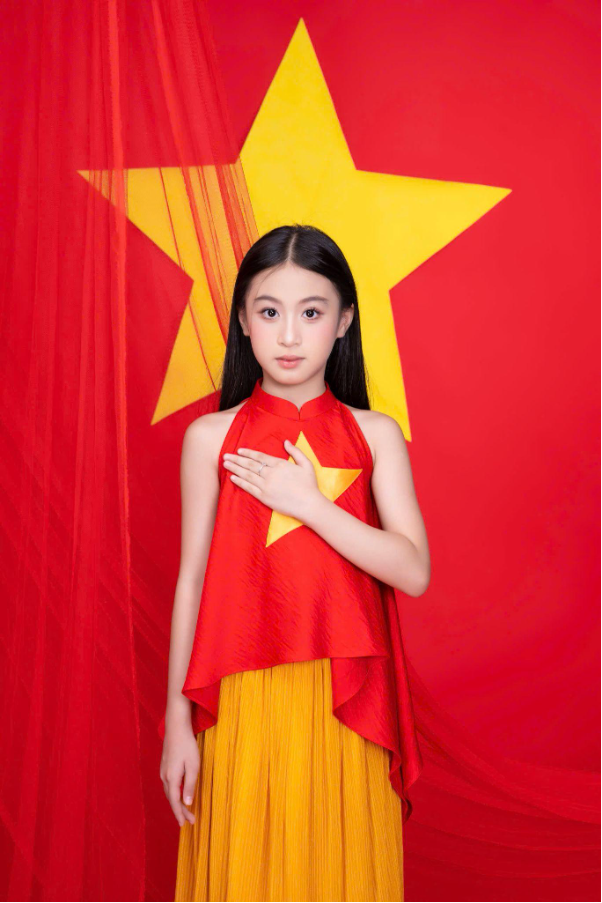 Nguyễn Tâm Anh mẫu nhí Gen Alpha kể câu chuyện về tình yêu đất nước qua bộ ảnh đặc biệt - Ảnh 3. Nguyễn Tâm Anh mẫu nhí Gen Alpha kể câu chuyện về tình yêu đất nước qua bộ ảnh đặc biệt - Ảnh 3.