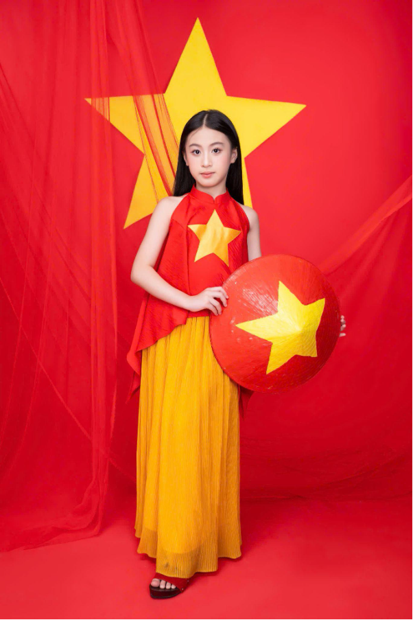 Nguyễn Tâm Anh mẫu nhí Gen Alpha kể câu chuyện về tình yêu đất nước qua bộ ảnh đặc biệt - Ảnh 4. Nguyễn Tâm Anh mẫu nhí Gen Alpha kể câu chuyện về tình yêu đất nước qua bộ ảnh đặc biệt - Ảnh 4.