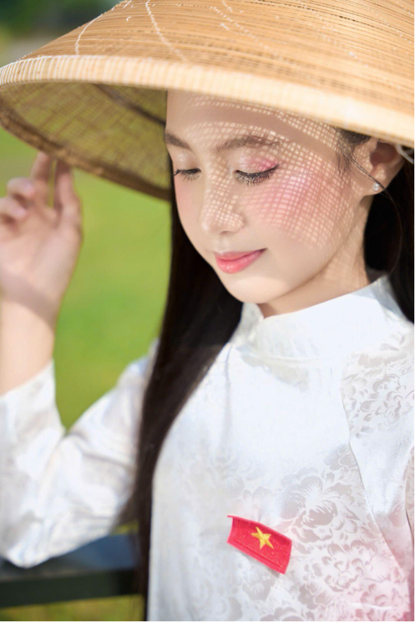 Nguyễn Tâm Anh mẫu nhí Gen Alpha kể câu chuyện về tình yêu đất nước qua bộ ảnh đặc biệt - Ảnh 5. Nguyễn Tâm Anh mẫu nhí Gen Alpha kể câu chuyện về tình yêu đất nước qua bộ ảnh đặc biệt - Ảnh 5.