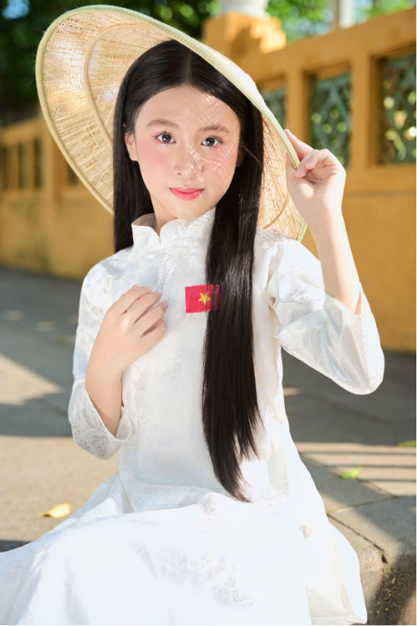 Nguyễn Tâm Anh mẫu nhí Gen Alpha kể câu chuyện về tình yêu đất nước qua bộ ảnh đặc biệt - Ảnh 6. Nguyễn Tâm Anh mẫu nhí Gen Alpha kể câu chuyện về tình yêu đất nước qua bộ ảnh đặc biệt - Ảnh 6.