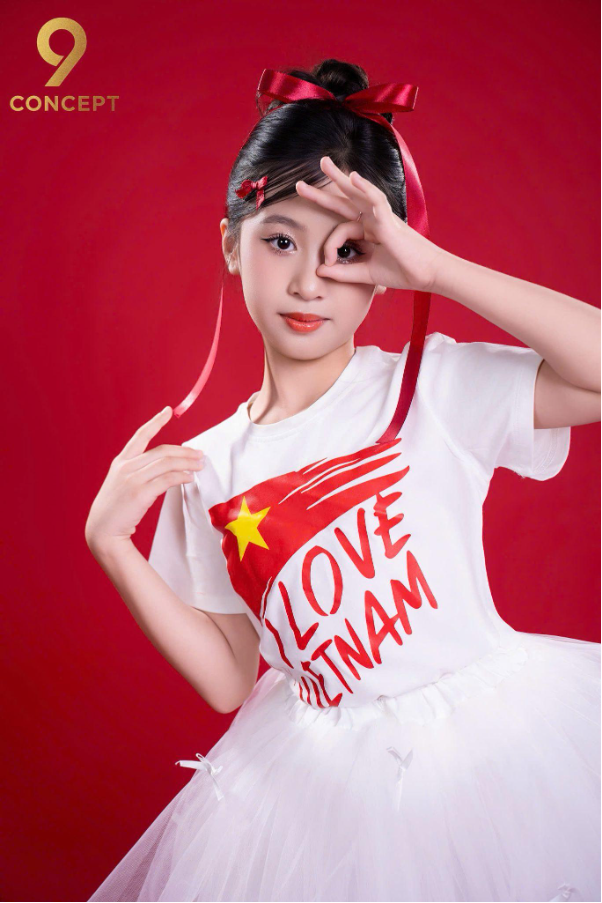 Nguyễn Tâm Anh mẫu nhí Gen Alpha kể câu chuyện về tình yêu đất nước qua bộ ảnh đặc biệt - Ảnh 7. Nguyễn Tâm Anh mẫu nhí Gen Alpha kể câu chuyện về tình yêu đất nước qua bộ ảnh đặc biệt - Ảnh 7.